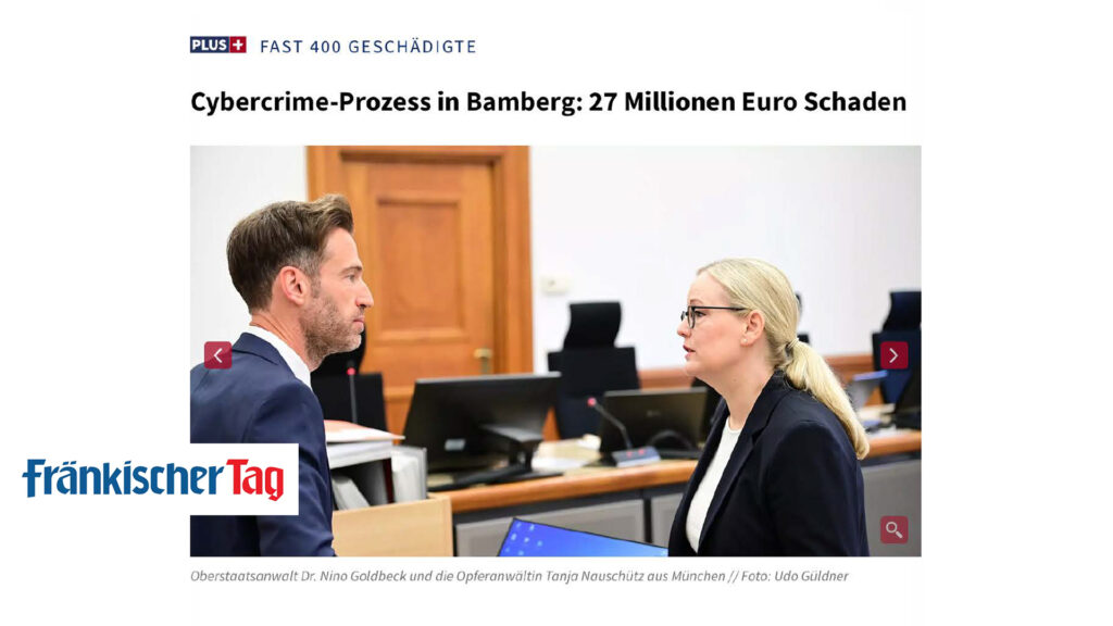 Fränkischer Tag vom 11.08.2025<br>Cybercrime-Prozess in Bamberg: 27 Millionen Euro Schaden<span>Rechtsanwältin Tanja Nauschütz, die den Hauptgeschädigten mit knapp € 600.000,00 Schaden vertritt, bespricht sich mit dem Oberstaatsanwalt Dr. Nino Goldbeck und den Verteidigern der Angeklagten</span>
